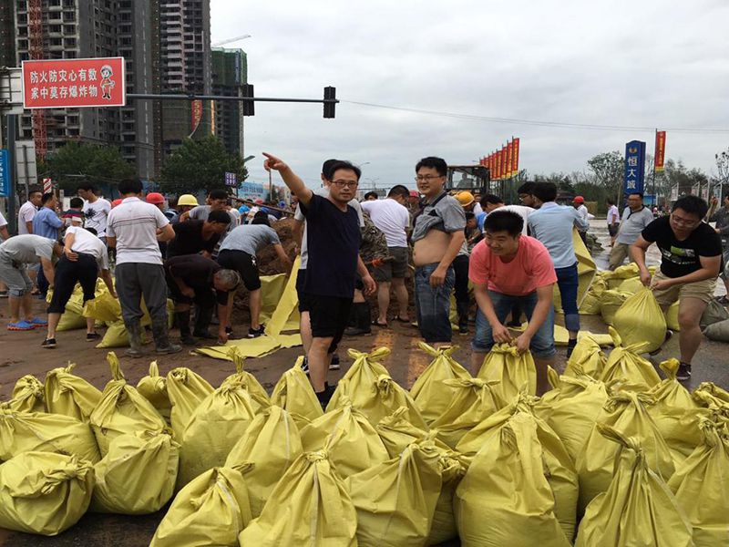 2016年7月20日，集團公司組織員工參與“安陽7·19特大洪水”搶險救災(zāi)工作。